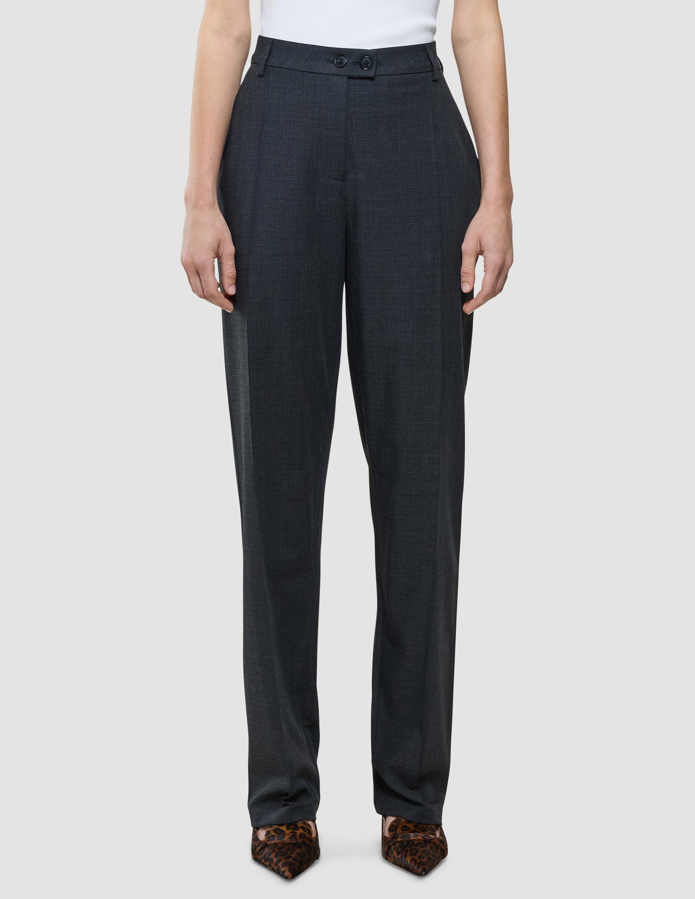 Nara Pants Straight i Grey Flint, helfigur af kvinde iført sorte bukser og hvid top.